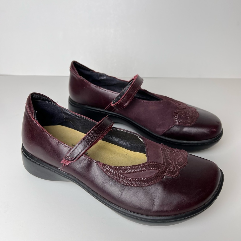 Women's Mary Jane Comfort Shoes in Burgundy
